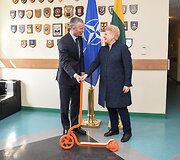2017 06 20. Lietuvos Respublikos Prezidentė Dalia Grybauskaitė susitinka su NATO generaliniu sekretoriumi Jensu Stoltenbergu ir padovanoja lietuvi&scaron;ką paspirtuką