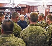 2017 06 09. Lietuvos Respublikos Prezidentė Dalia Grybauskaitė ir Ukrainos Prezidentas susitinka su Ukrainos kariais, kurie atliko reabilitaciją Lietuvoje 