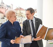 2017 04 03. Lietuvos Respublikos Prezidentė Dalia Grybauskaitė su profesoriumi Liudu Mažyliu 