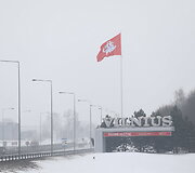 Nuo &scaron;iol prie įvažiavimų į Vilnių plevėsuos Vyčio vėliavos