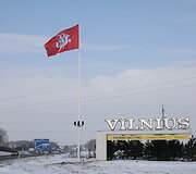 Nuo &scaron;iol prie įvažiavimų į Vilnių plevėsuos Vyčio vėliavos