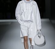 &bdquo;Hugo Boss&ldquo; 2019 m. pavasario ir vasaros kolekcijos modelis