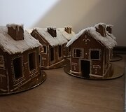 Emilio kepti ir dekoruoti kalėdiniai namukai