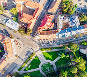 Užra&scaron;as &bdquo;Coexist&ldquo; ant Pylimo g. 2 pastato stogo Vilniuje 