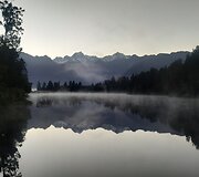 Kalnų atspindys Mathesono ežere