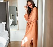 Agnės Deveikytės &scaron;ilkinių chalatų kolekcijos modelis