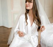 Agnės Deveikytės &scaron;ilkinių chalatų kolekcijos modelis