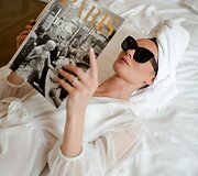 Agnės Deveikytės &scaron;ilkinių chalatų kolekcijos modelis