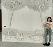 Ignė Zarambaitė prie savo darbo i&scaron; gipsinio tinko