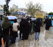 Teheranietės laukia autobuso