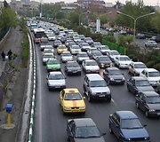 Keturiose kelio juostose telpa penkios juostos automobilių