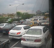 Automobilių grūstis per autobuso langą