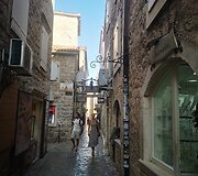 Siauros ir jaukios Budvos senamiesčio gatvelės