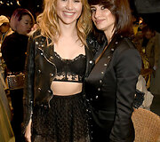 Suki Waterhouse ir Pen&eacute;lope Cruz