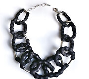 Papuo&scaron;alų kūrėjos Moran Porat darbai