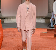 &bdquo;Ermenegildo Zegna&ldquo; 2018 m. pavasario-vasaros kolekcijos modelis 