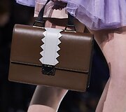 &bdquo;Emporio Armani&ldquo; 2018 m. pavasario ir vasaros kolekcijos modelis
