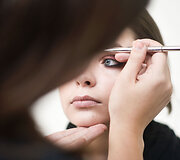 Rolana Kuprytė daro makiažą 