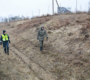 Merginos ie&scaron;koma tarp Bačkonių ir Elektrėnų