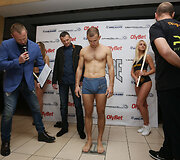 &bdquo;King of the Cage&ldquo; sportininku svėrimas