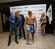 &bdquo;King of the Cage&ldquo; sportininku svėrimas