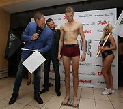 &bdquo;King of the Cage&ldquo; sportininku svėrimas