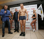 &bdquo;King of the Cage&ldquo; sportininku svėrimas