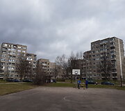Krep&scaron;inio tinklelių kabinimas aik&scaron;telėse Vilniuje