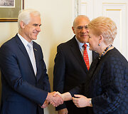 Dalia Grybauskaitė užsienio svečius apdovanojo valstybiniais apdovanojimais