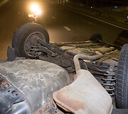 Naktį Pilaitės prospekte apsivertė automobilis