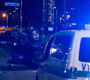 Naktį Pilaitės prospekte apsivertė automobilis