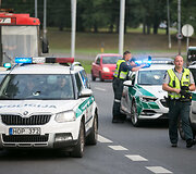 Laisvės prospekte automobilis rėžėsi į ap&scaron;vietimo stulpą