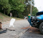 Laisvės prospekte automobilis rėžėsi į ap&scaron;vietimo stulpą
