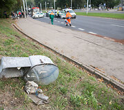 Laisvės prospekte automobilis rėžėsi į ap&scaron;vietimo stulpą