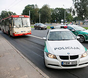 Laisvės prospekte automobilis rėžėsi į ap&scaron;vietimo stulpą