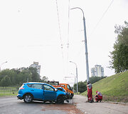 Laisvės prospekte automobilis rėžėsi į ap&scaron;vietimo stulpą