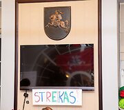 Vilniaus Vytauto Didžiojo gimnazijos mokytojai aplankė &Scaron;vietimo ministerijoje streikuojančius mokytojus