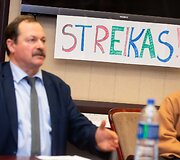 Vilniaus Vytauto Didžiojo gimnazijos mokytojai aplankė &Scaron;vietimo ministerijoje streikuojančius mokytojus