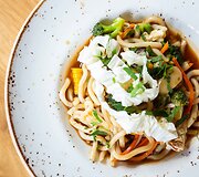 Udon makaronai su daržovėmis ir apelsinų Hoisin padažu
