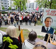 Judėjimo &bdquo;Lietuva yra čia&ldquo; akcija prie&scaron; paskutiniuosius kandidatų debatus