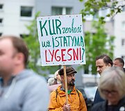 Judėjimo &bdquo;Lietuva yra čia&ldquo; akcija prie&scaron; paskutiniuosius kandidatų debatus