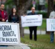 Judėjimo &bdquo;Lietuva yra čia&ldquo; akcija prie&scaron; paskutiniuosius kandidatų debatus