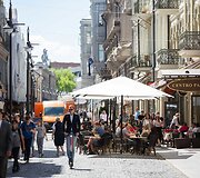 Lauko kavinių staliukai ant Vilniaus gatvės &scaron;aligatvio