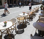 Lauko kavinių staliukai ant Vilniaus gatvės &scaron;aligatvio