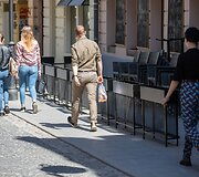 Lauko kavinių staliukai ant Vilniaus gatvės &scaron;aligatvio