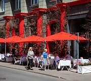 Lauko kavinių staliukai ant Vokiečių gatvės &scaron;aligatvio