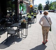 Lauko kavinių staliukai ant Vokiečių gatvės &scaron;aligatvio