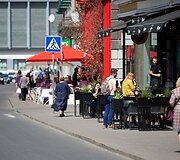 Lauko kavinių staliukai ant Vokiečių gatvės &scaron;aligatvio