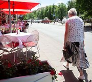 Lauko kavinių staliukai ant Vokiečių gatvės &scaron;aligatvio