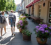 Lauko kavinių staliukai ant Vokiečių gatvės &scaron;aligatvio